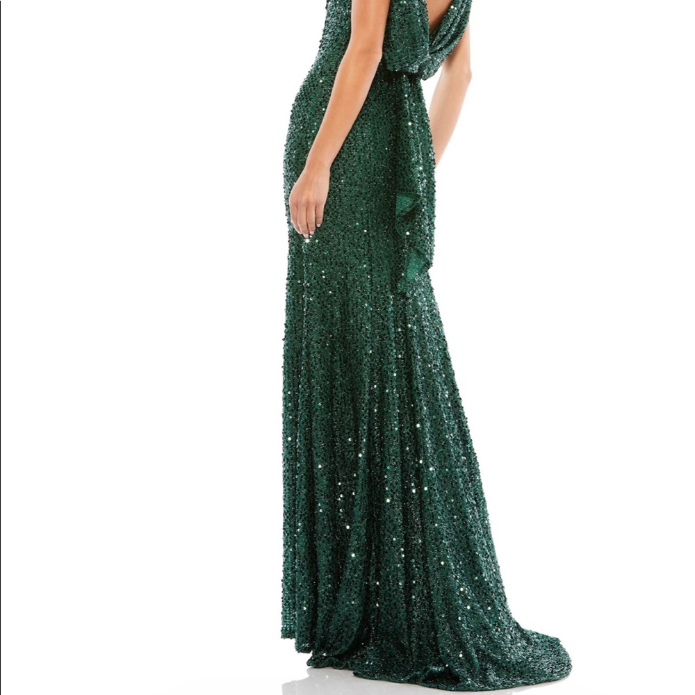 BRAND NEW- NEVER BEEN WORN. Size 10 Emeral  MAC DUGGAL evening gown.